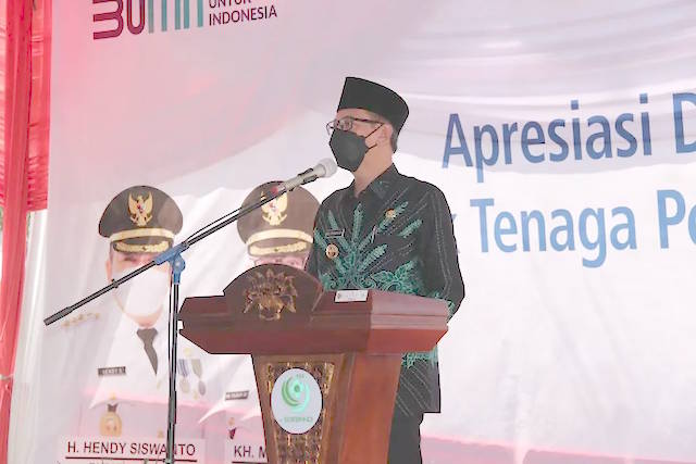 Wabup Jember Serahkan Beasiswa dari BRI Peduli kepada Anak Tenaga Pendukung Kesehatan